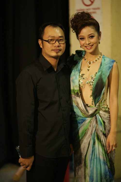 Người đẹp tham gia chương trình Duyên dáng Việt Nam với vai trò MC cùng Nguyễn Khắc Nguyện.